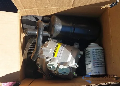 2005 Mercury Grand Marquis Gs z USA, uszkodzony, nr VIN 2MEFM74W85X601444